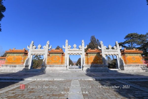 泰陵坐落于今河北省易县西15km永宁山下的太平峪。是清雍正皇帝的陵墓，其陵寝规模之宏大、体系之完备、建筑之精美，堪称清西陵诸陵之首。