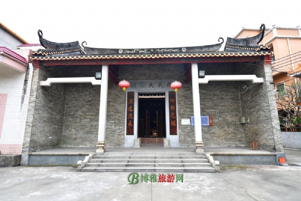 建于南宋的陈氏大宗祠“柳源堂”，占地面积300平方米，门口广场东侧竖立5对旗杆夹，全用白麻石砌成。