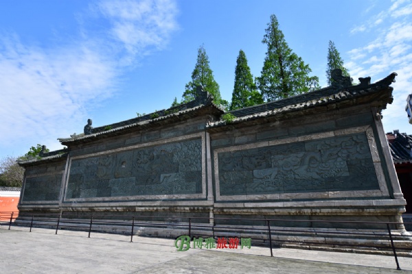 绿影壁是明襄藩王府的前照壁，因壁石苍翠，故名“绿影壁”。由壁座、壁身、壁顶三部分组成，全壁分为三堵，三堵各用雕龙汉白玉块镶边，鲜明醒目。