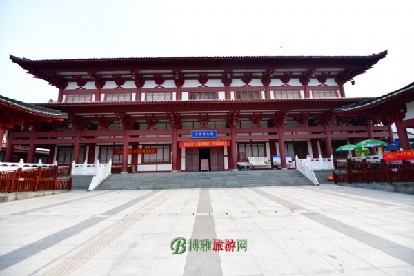 容县博物馆是一座以古建筑文物为主，兼备园林风光的园囿式博物馆，占地18,200平方米，建筑面积1880平方米。南临绣江，遥对都峤山，环境幽美。